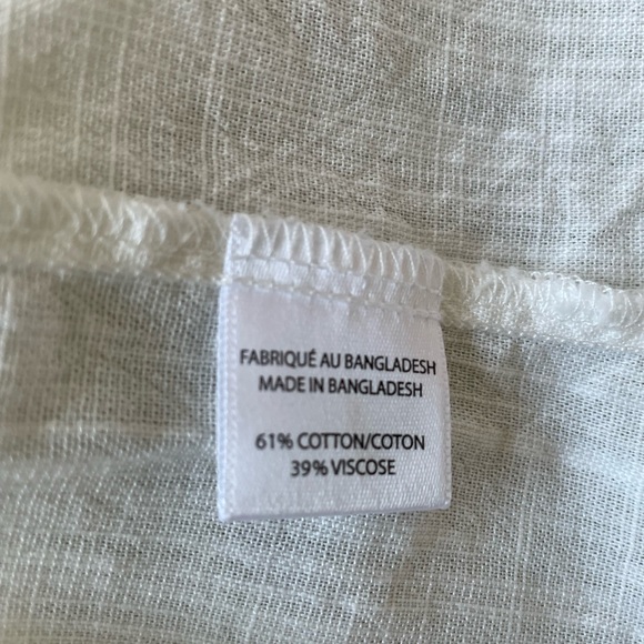 White blouse. Feels and looks like linen. - Picture 5 of 9